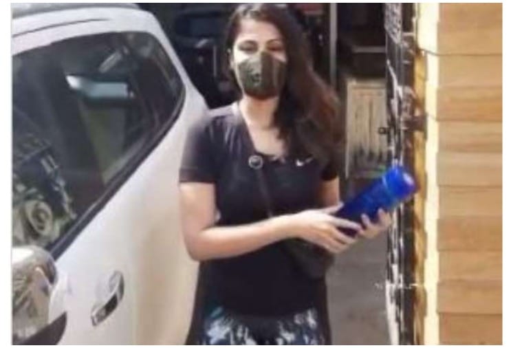 Rhea Chakraborty Spotted Outside the Gym With Brother Showik Video Goes Viral