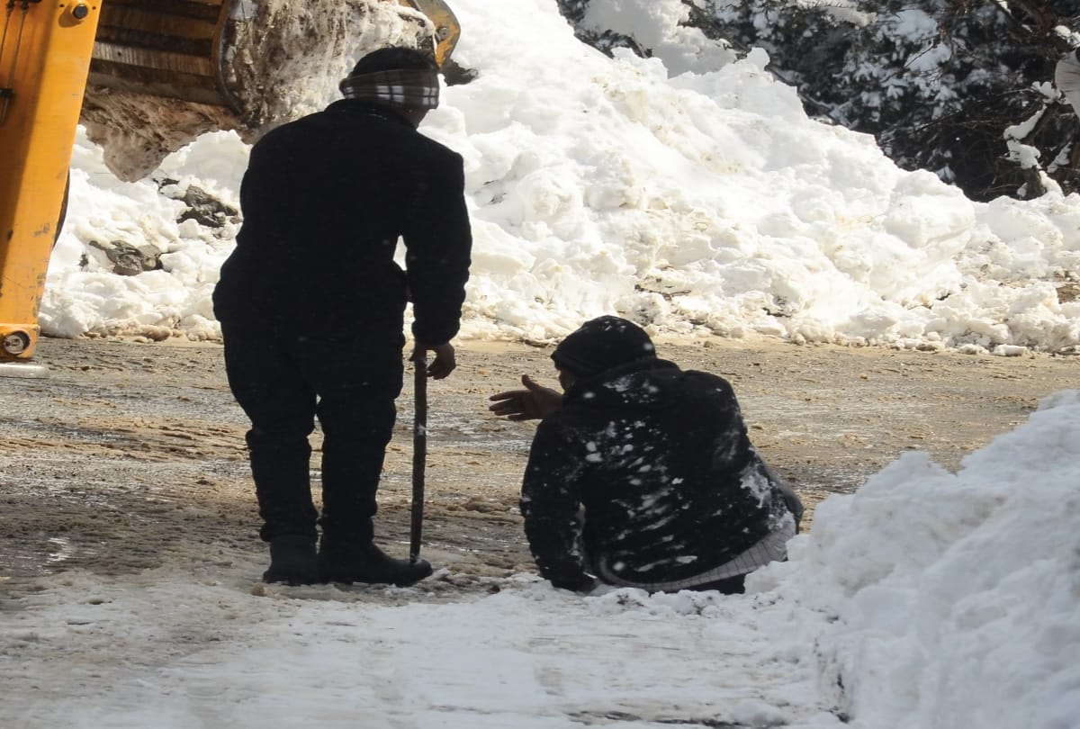 After snowfall problems increased in shimla city, Nine people injured after slipping on ice