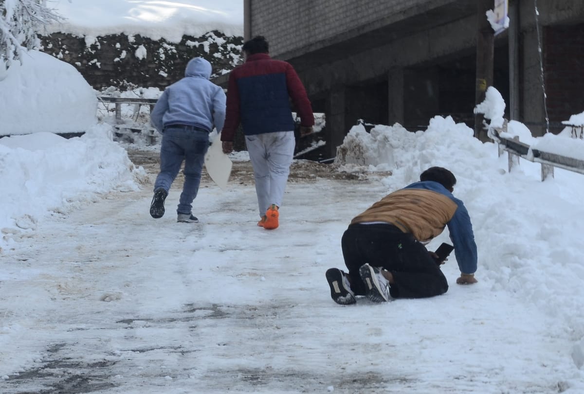 After snowfall problems increased in shimla city, Nine people injured after slipping on ice