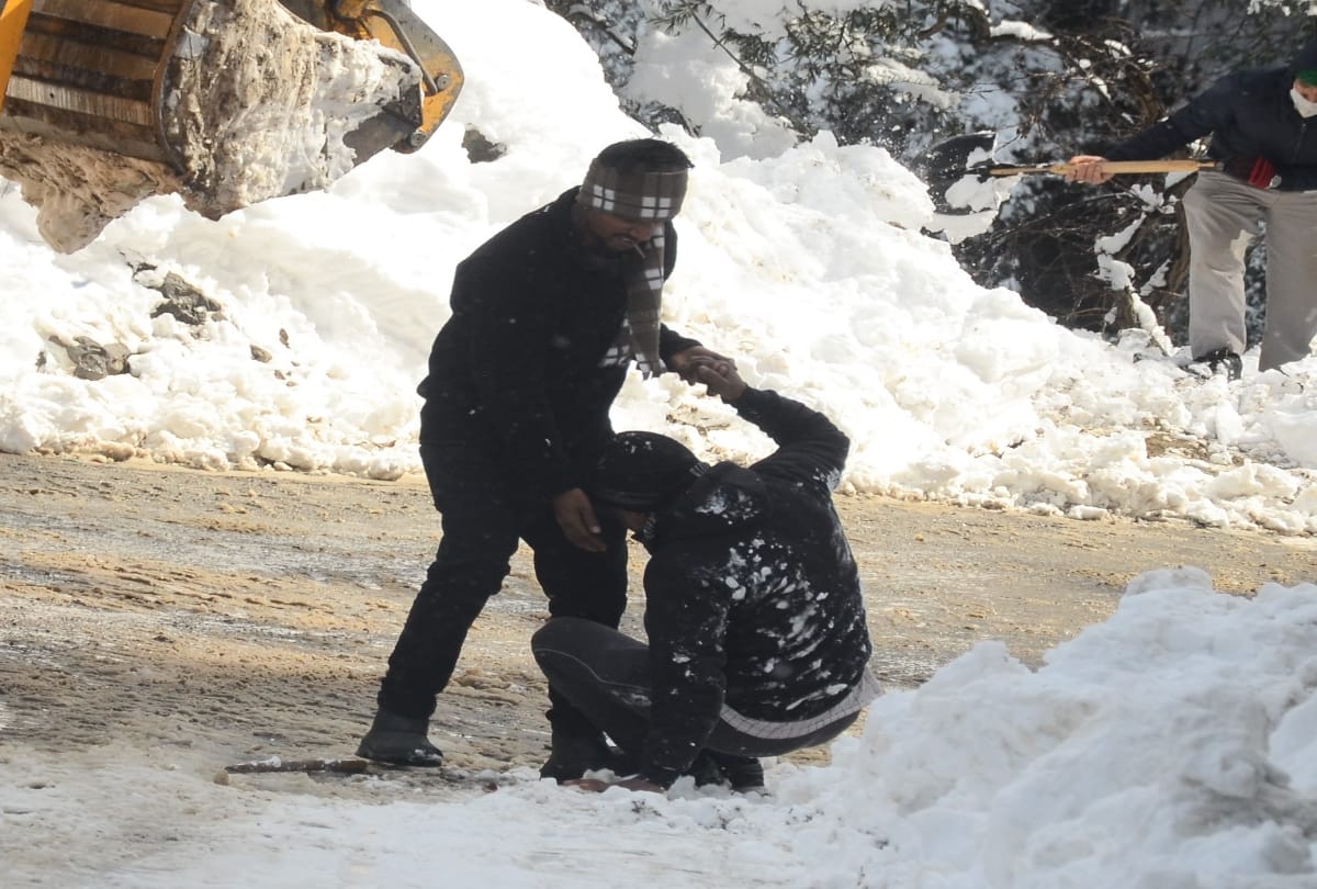 After snowfall problems increased in shimla city, Nine people injured after slipping on ice