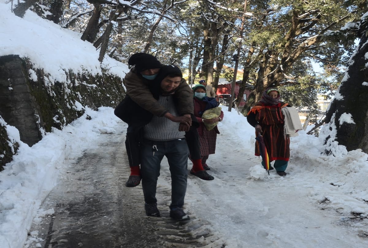 After snowfall problems increased in shimla city, Nine people injured after slipping on ice