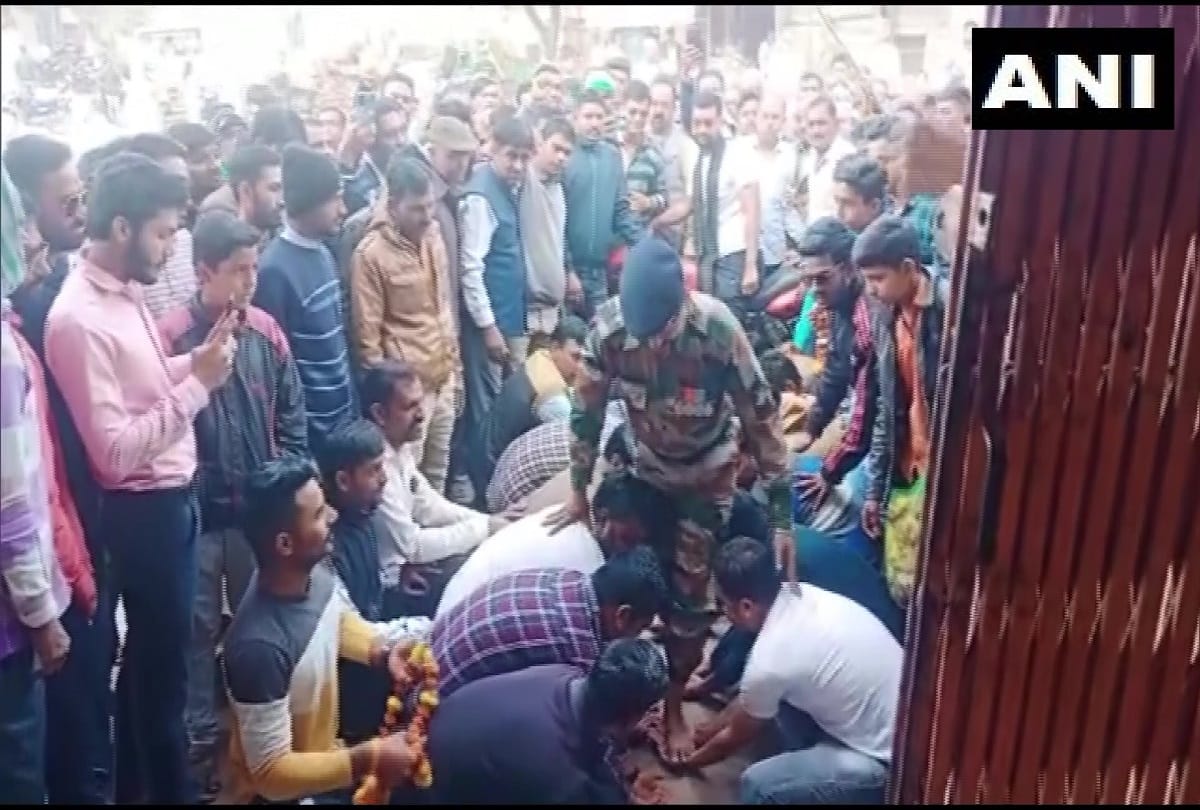 madhya pradesh Locals in Neemuch welcome soldier who returned home after retirement by laying out their palms