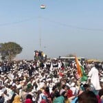 पलवल में चक्काजाम करते किसान।
