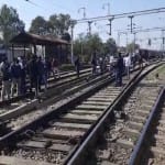 मौके पर जांच करने पहुंचे रेलवे के अधिकारी