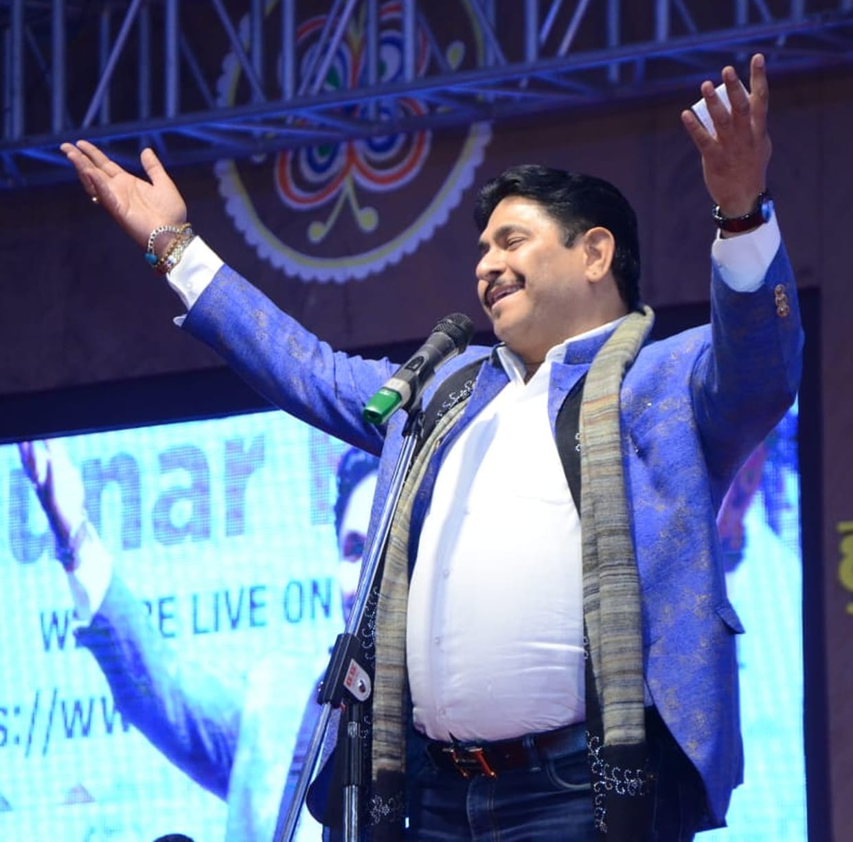 Hunar haat nights become hot with poetries