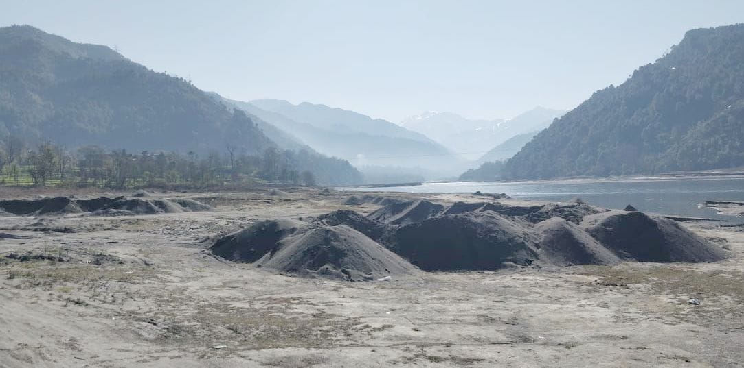 mining stopped in ravi river at chamba,police posted
