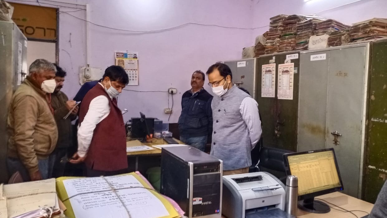 Hathras: Many officers and employees found absent, including Diet Principal