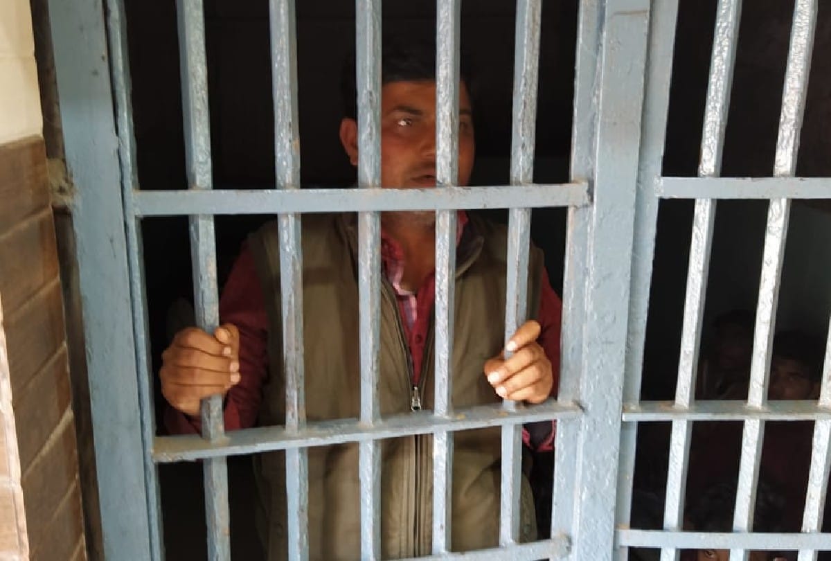 school principal arrested for taking bribe of three thousand rupees in agra