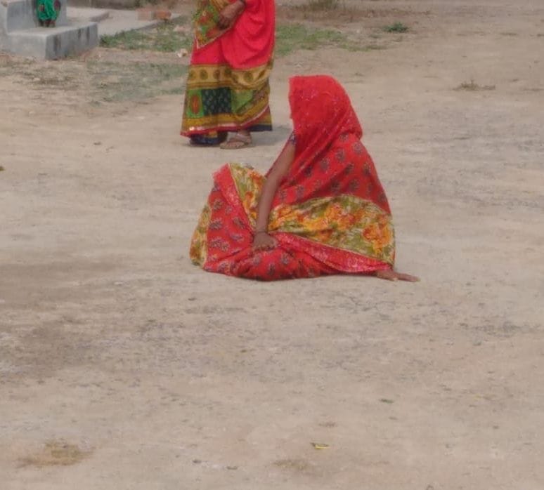 aspataal ke baahar ghanton dard se tadapatee rahee garbhavatee