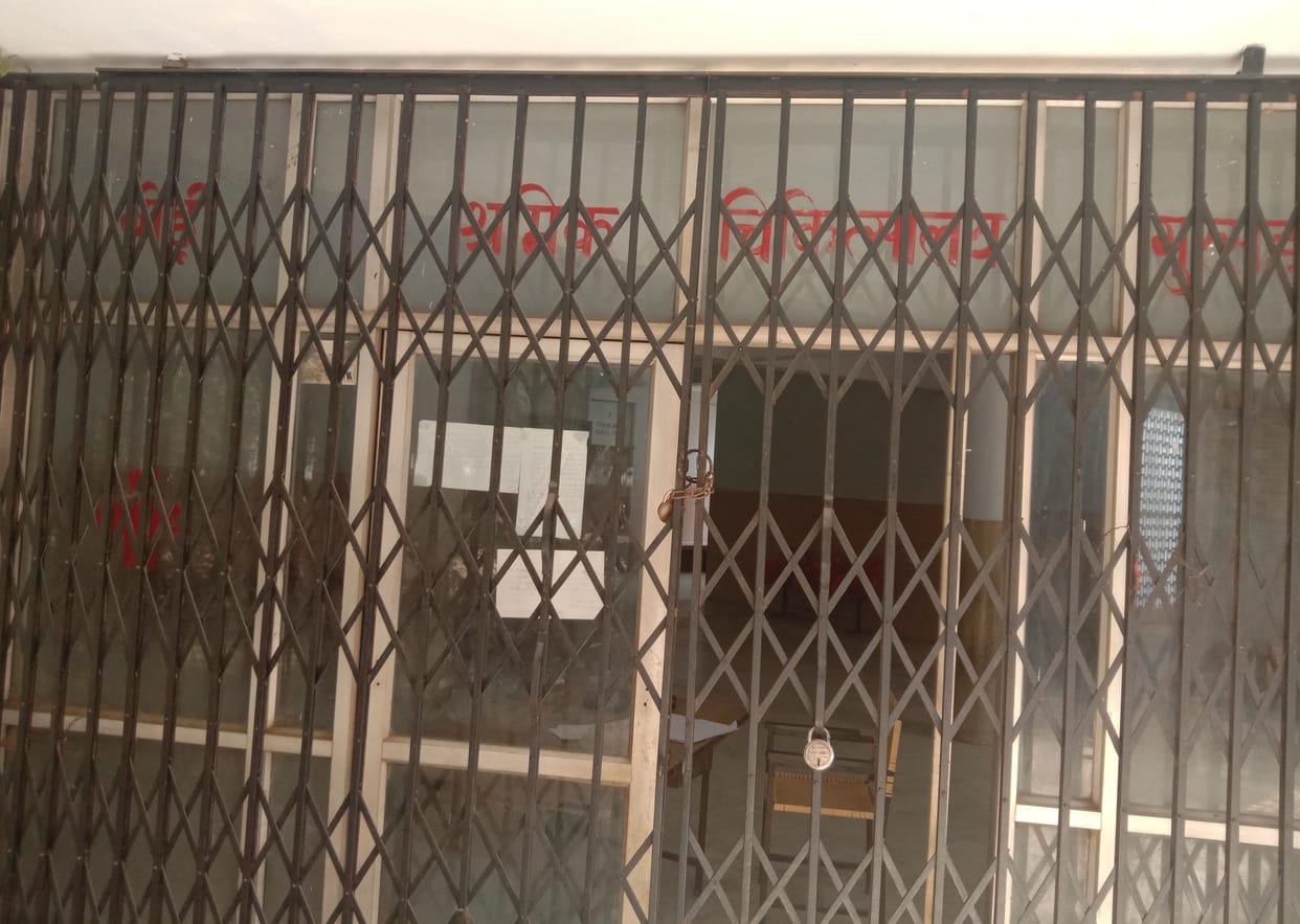 ek saal se doktar nahin, karmachaaree kar rahe ilaaj