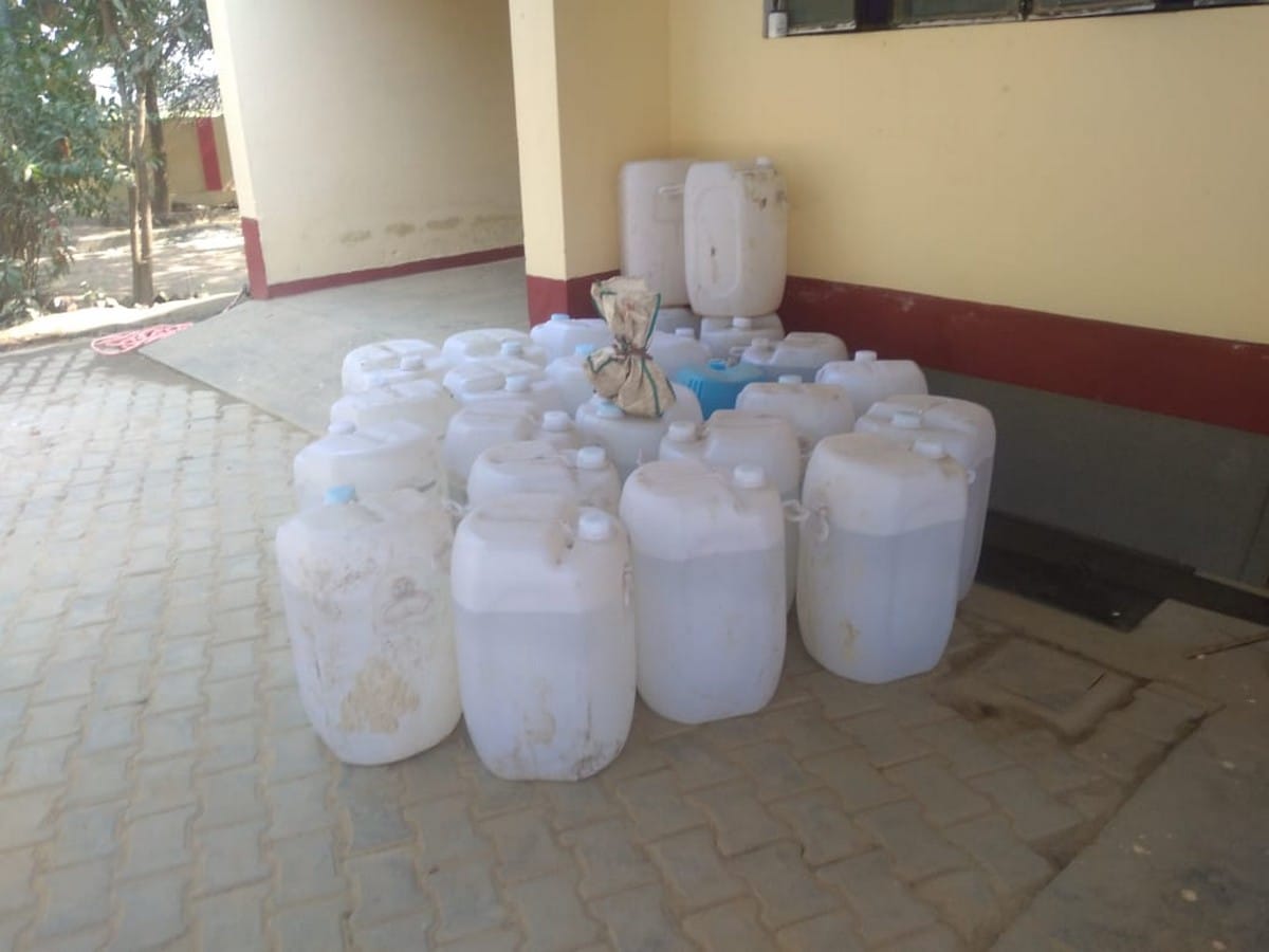 Police raid and caught illegal business of making fake liquor in bhadohi up