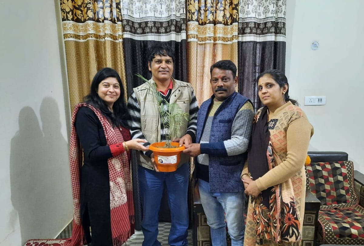 Environment savior uses unique trick to fight pollution give flower plant pot as wedding card of her daughter to invitees