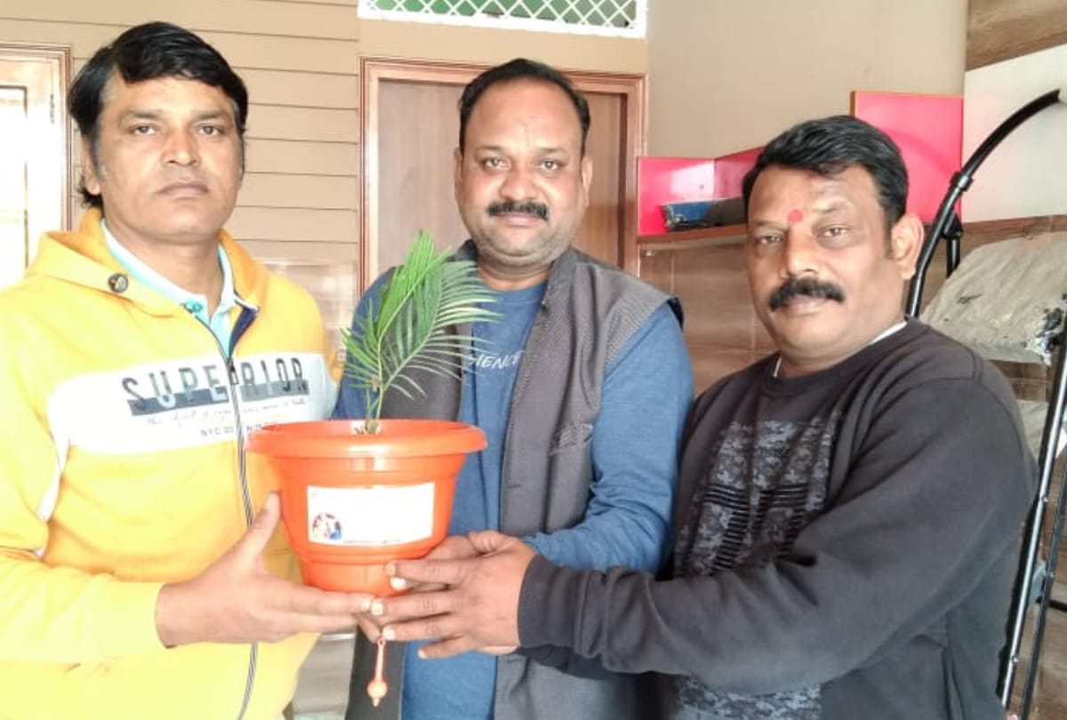 Environment savior uses unique trick to fight pollution give flower plant pot as wedding card of her daughter to invitees