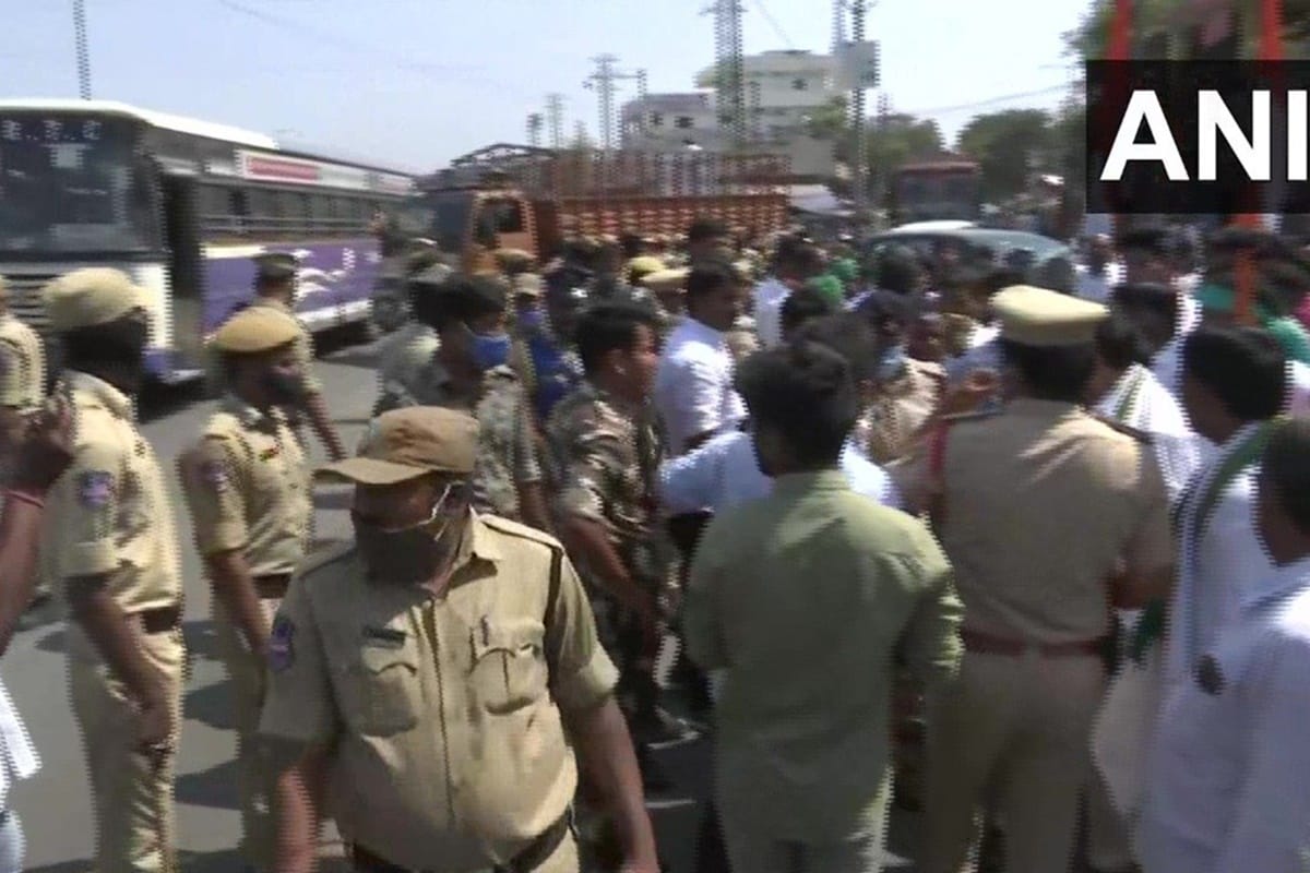 Family and villagers of murdered Security guard creates traffic jam in Moradabad for not arresting accused