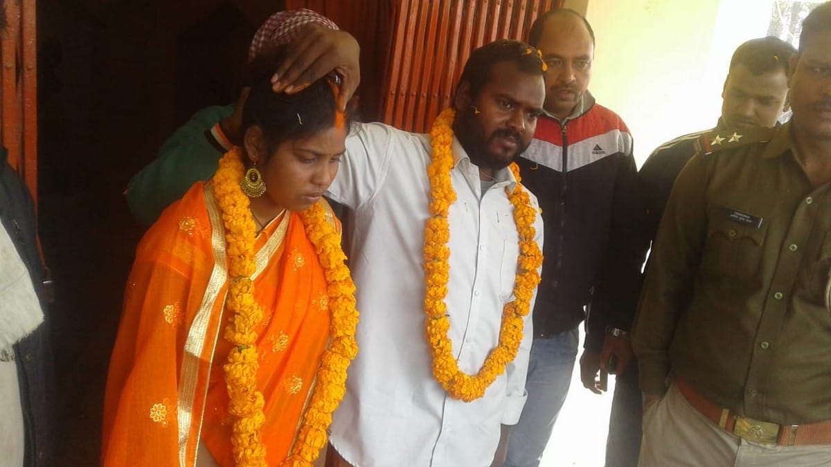 Lover couple got married in police station police personnel were also present in azamgarh