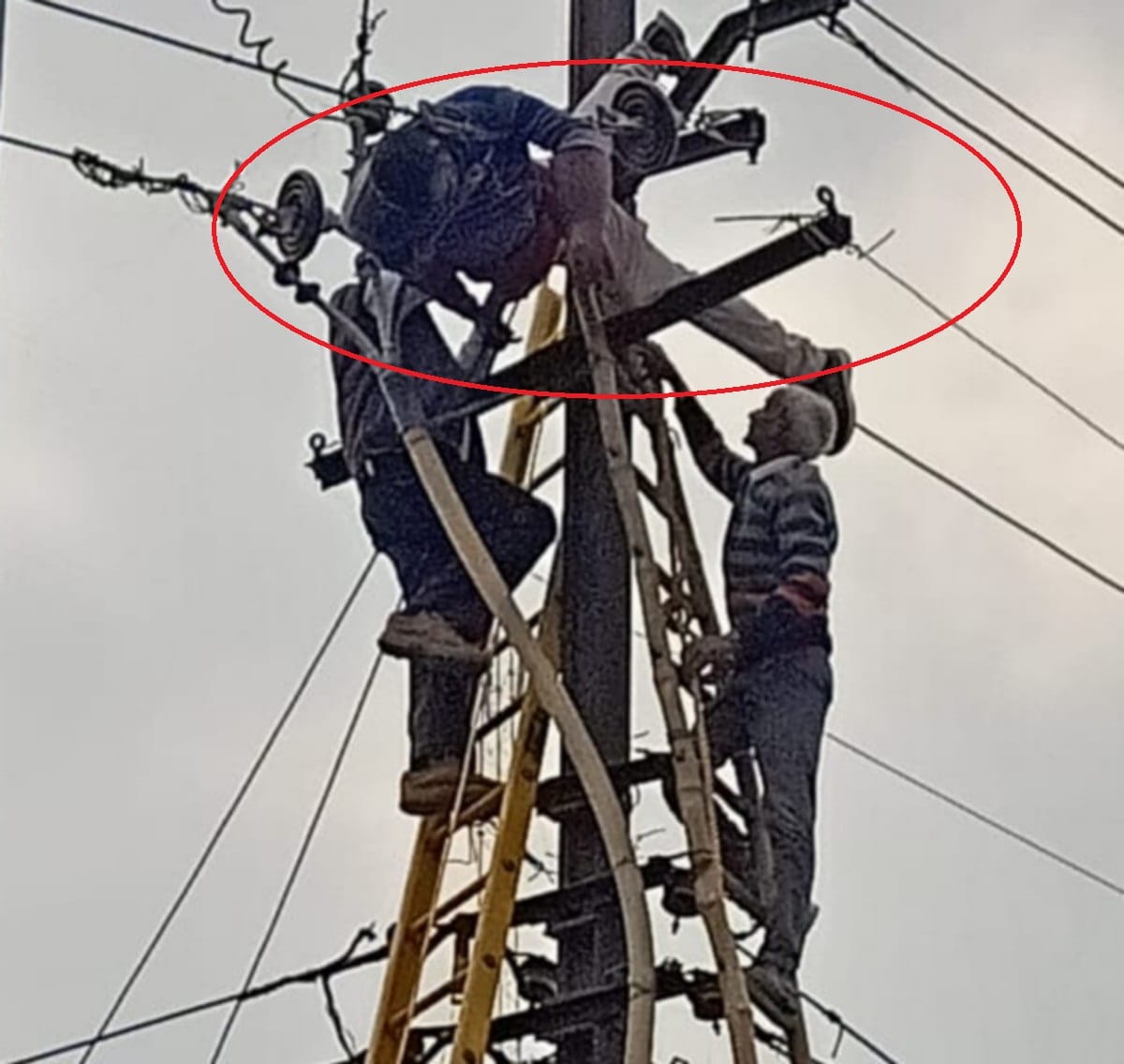 contract workers died grip of current during line fixing on electric pole in varanasi