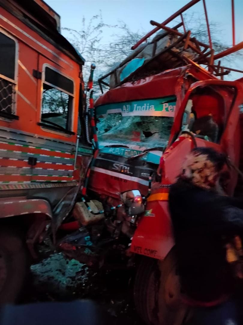 Hathras: Three killed in a collision between a canter and a tanker