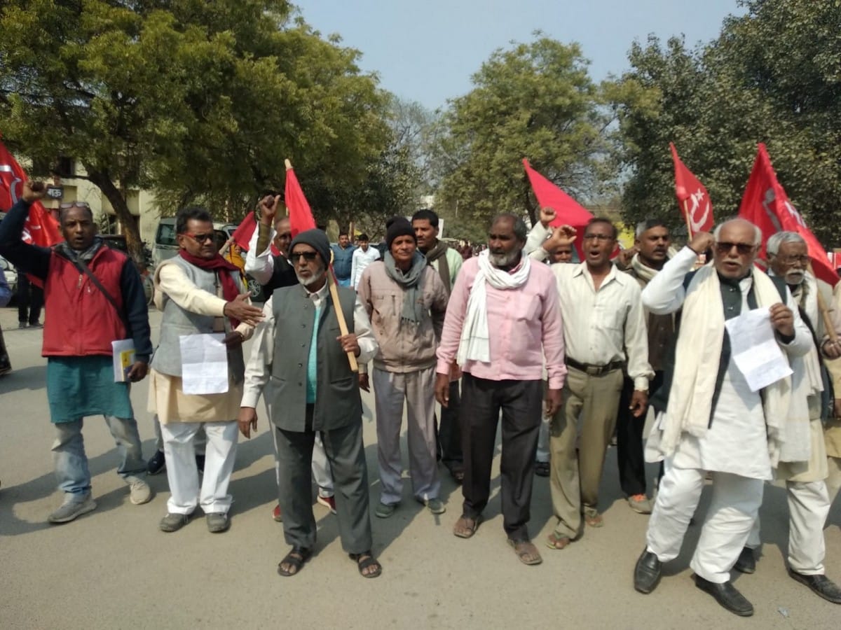 Bharatiya Kisan Union protests against farm law police force ready in jaunpur