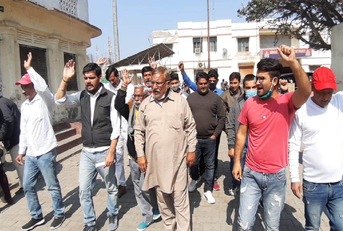 Farmers submitted memorandum against farm laws in agra