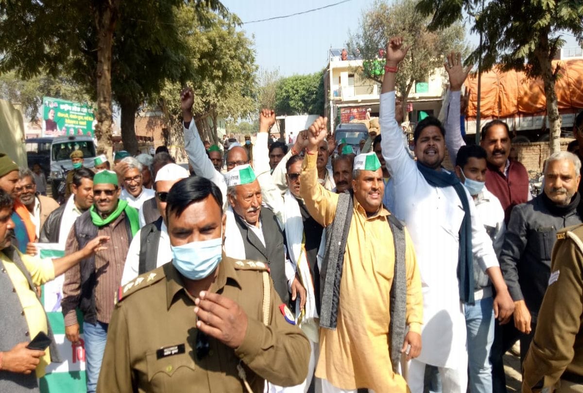 Farmers submitted memorandum against farm laws in agra