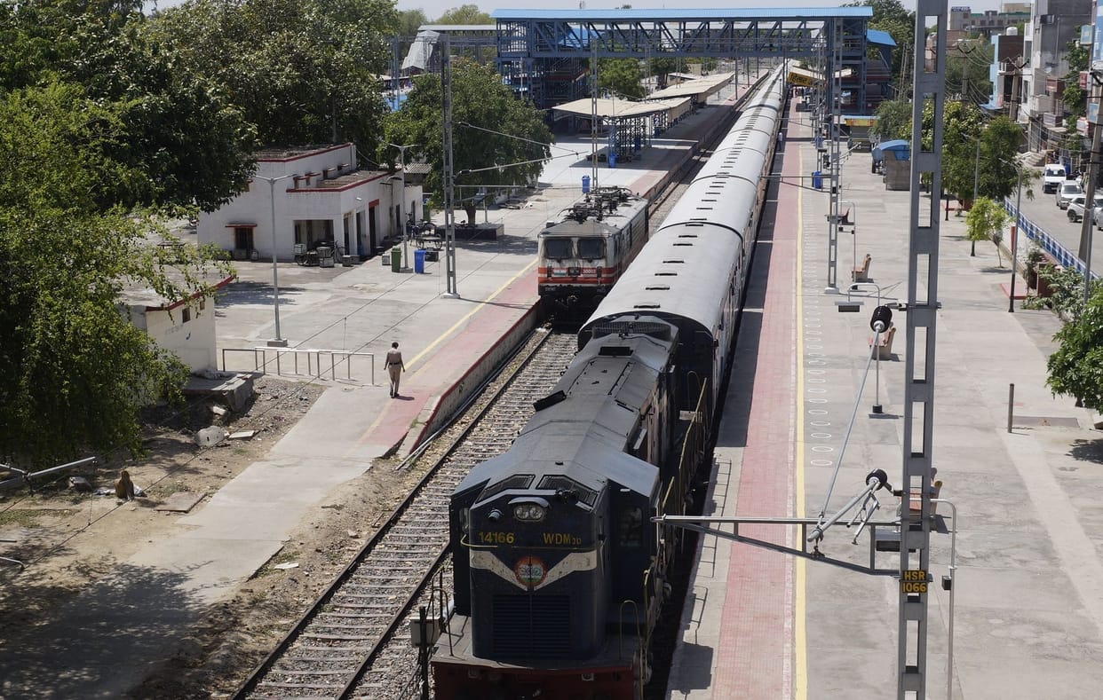 HIsar - In 17 minutes interval two trains from bhiwani, passengers raised the demand for change in time