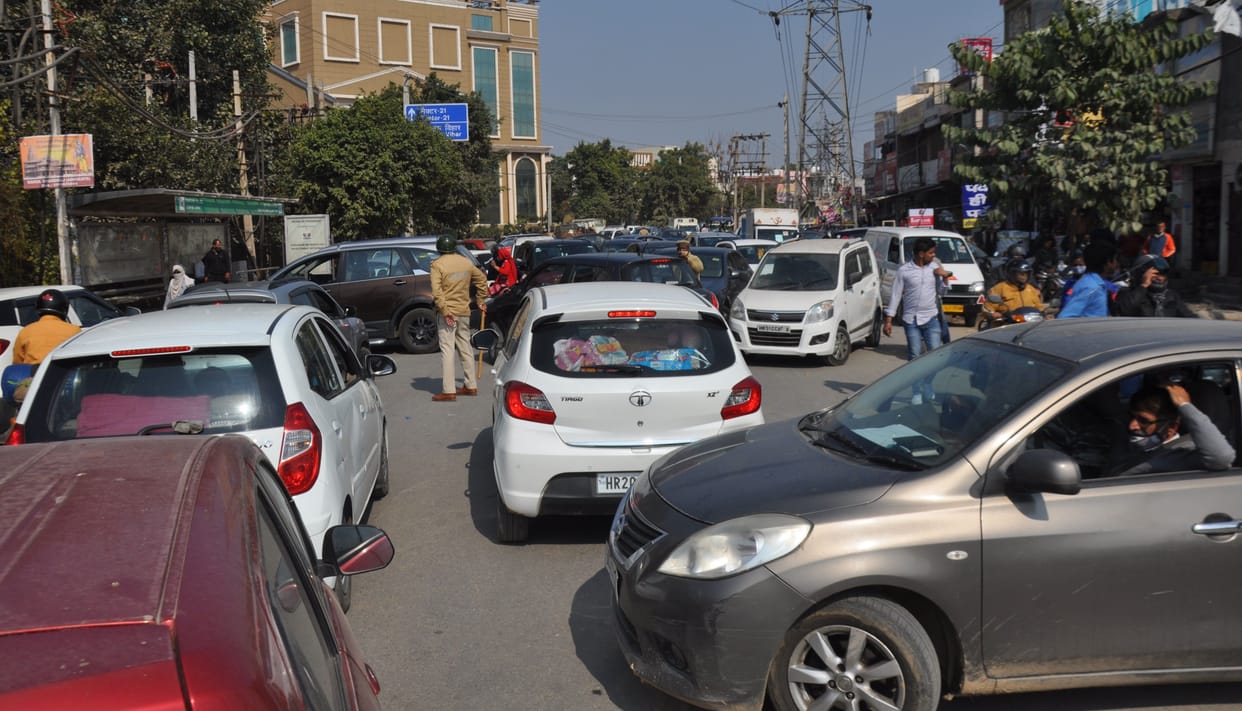 Line of vehicles for one km on the Sarhaul toll