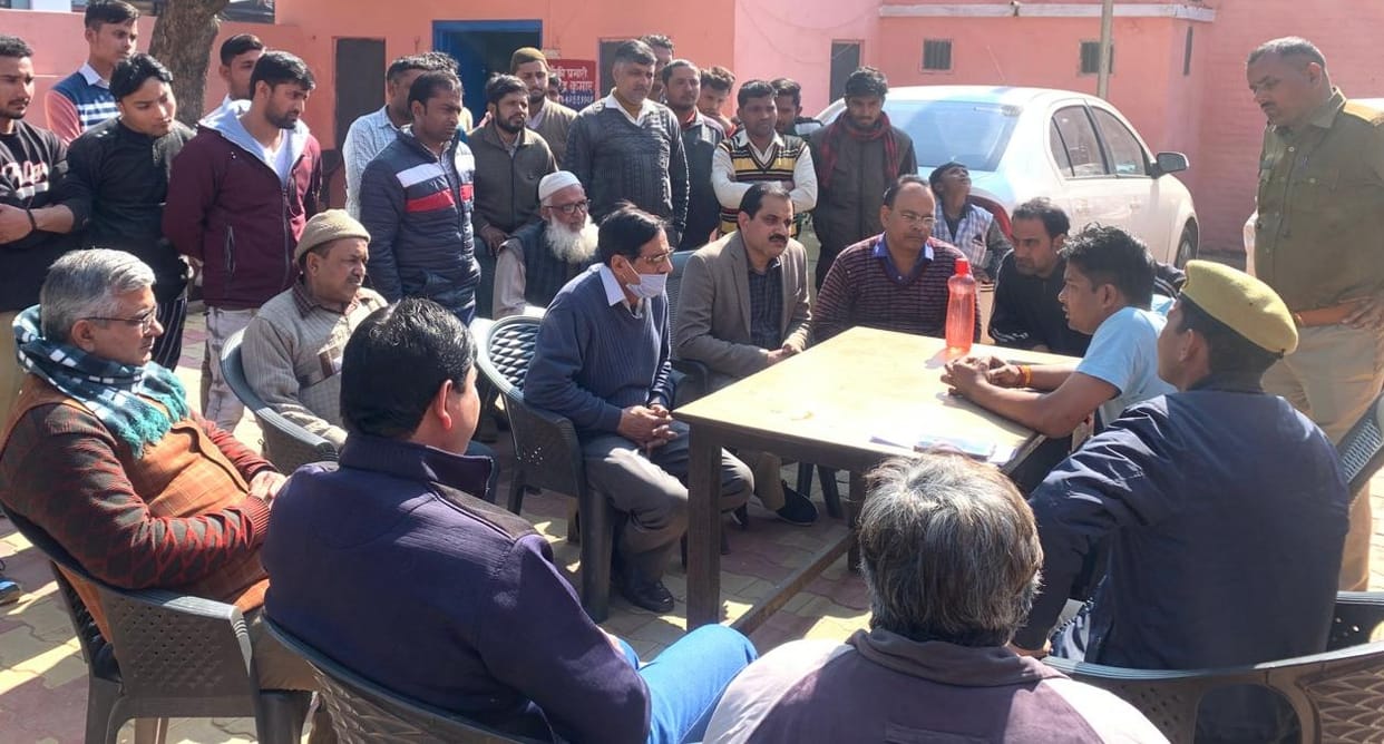 Medical store operators besieged the Chausana post