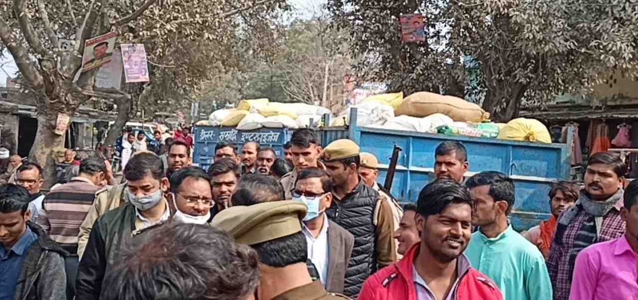Angry farmers blocked the paddy purchase