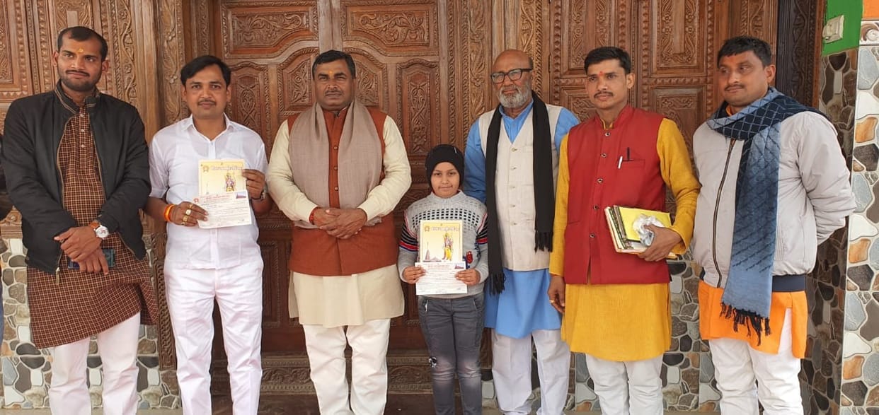 In Azamgarh, the girl along with the father also donated the money of his piggy bank for the Shri Ram temple.