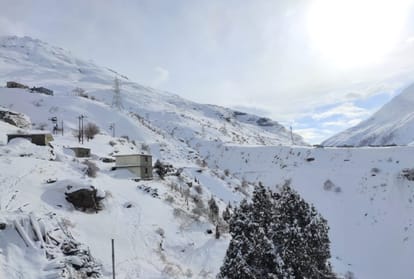 281 roads still closed due to snowfall in himachal, black out remained  for 46 hours in Kasauli, bus services restored in shimla