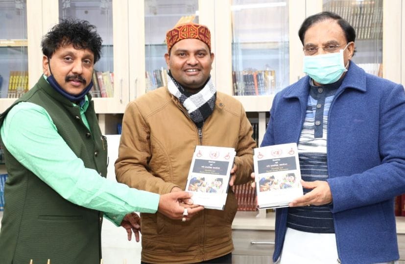 Central education minister unviels the book