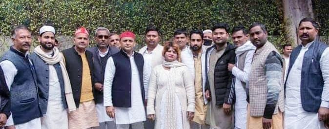 SP workers meet Akhilesh with Uma Kiran