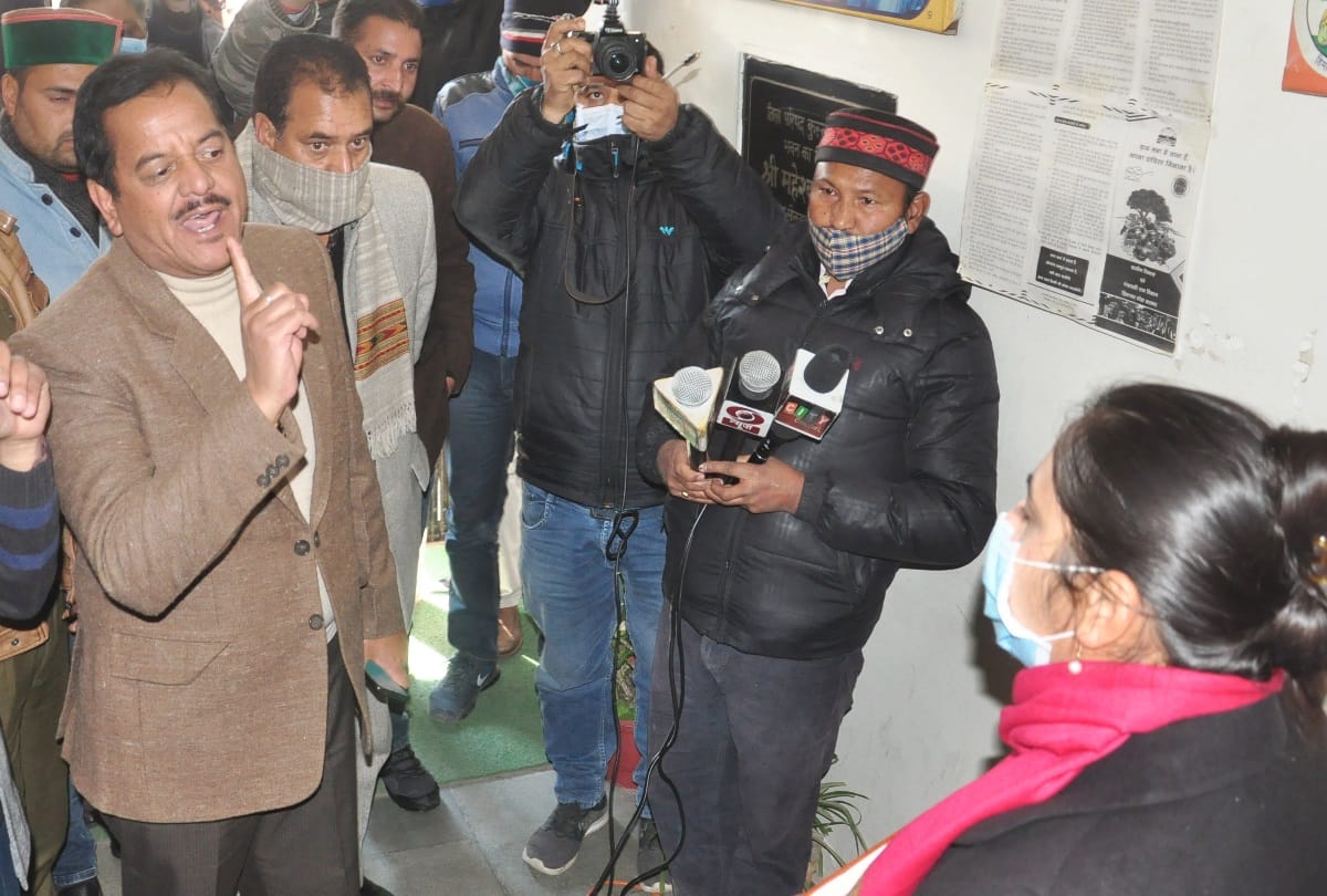 Himachal Congress Leaders ruckus over election for zila parisahd chairman in kullu