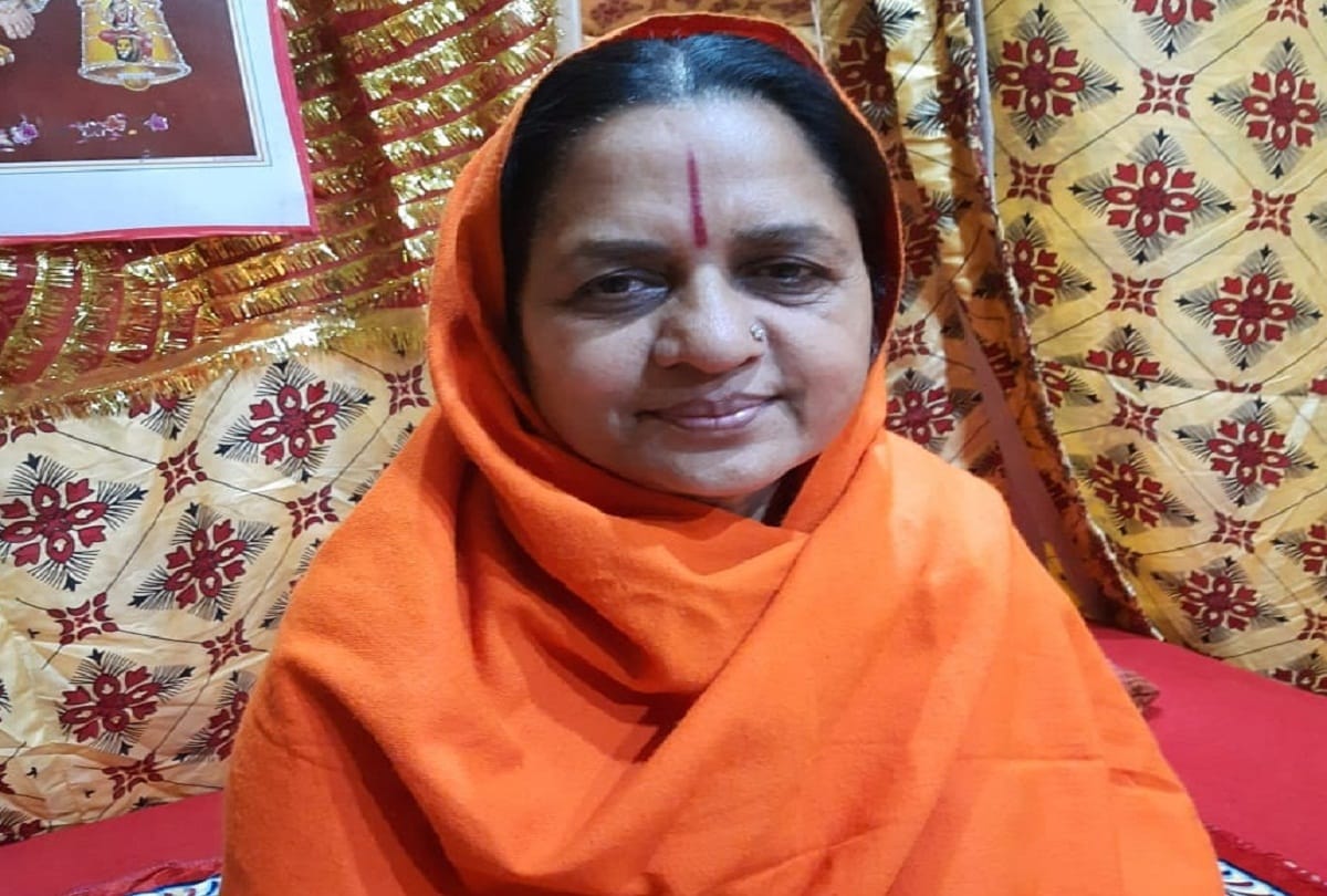 Magh Mela 20121: Supreme Court lawyer wore saffron chola, chanting at Sangam