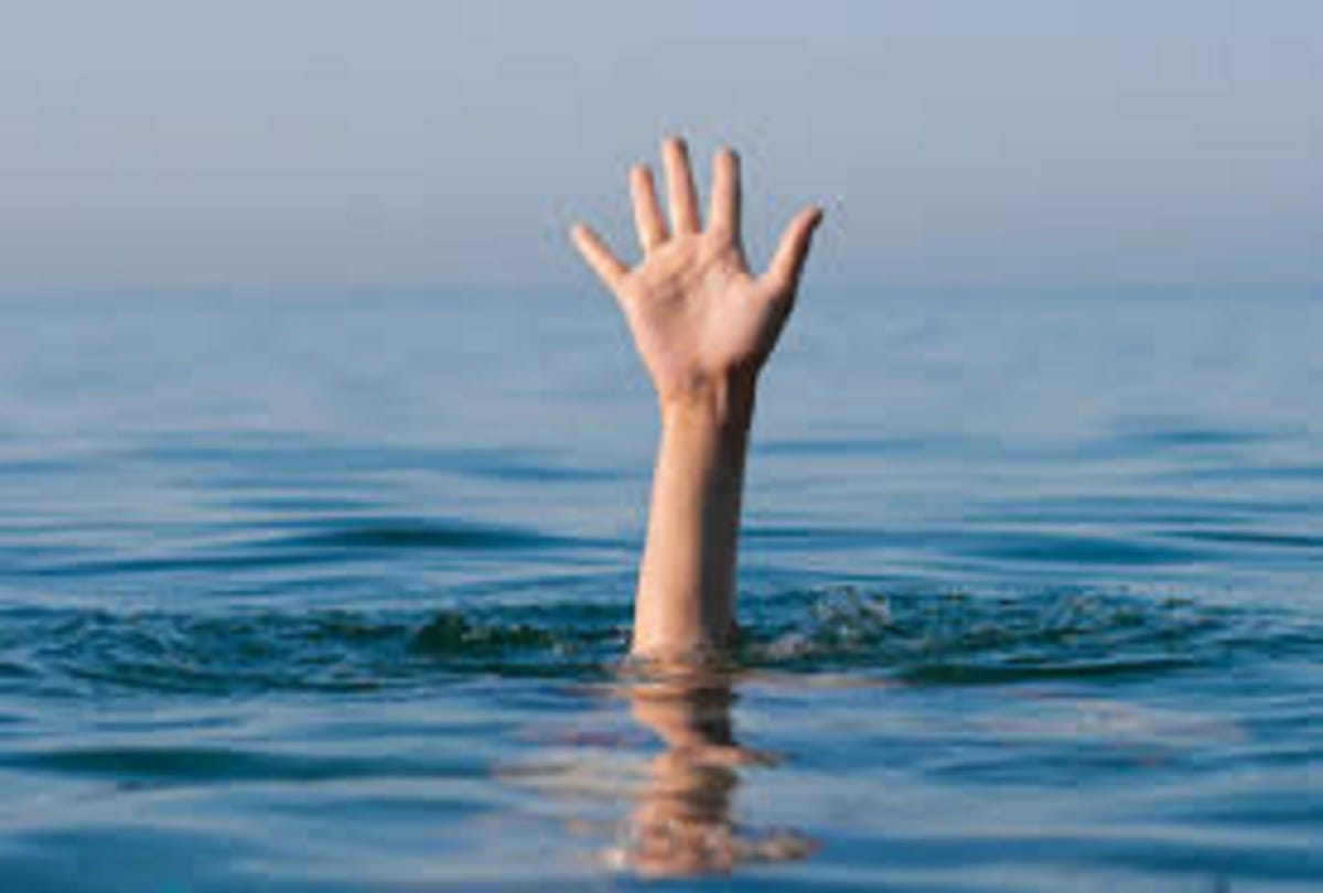 Prayagraj News: Grandson left by grandfather's hand at confluence, shedding in strong current
