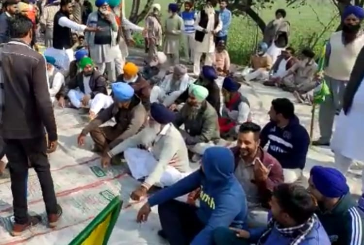 Punjab : Farmers protesting on the road against agricultural laws