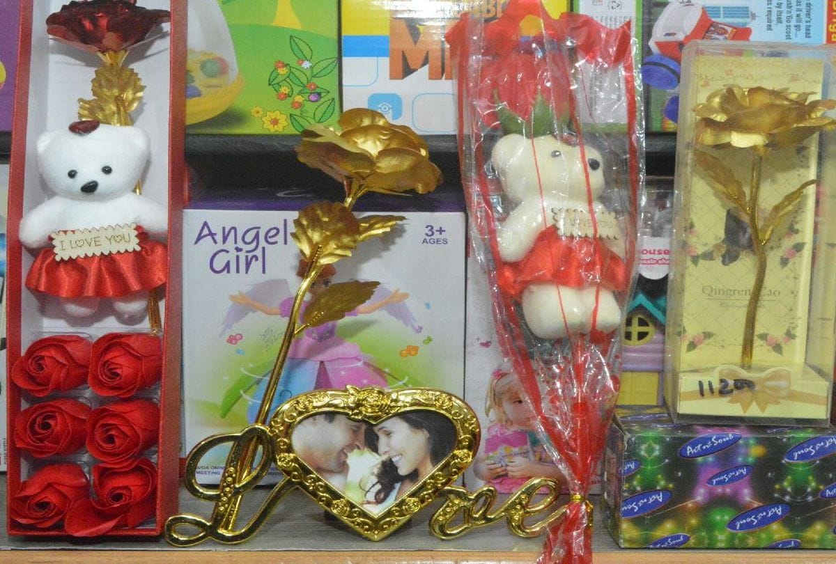 Valentine Week 2021 rose day celebration in agra