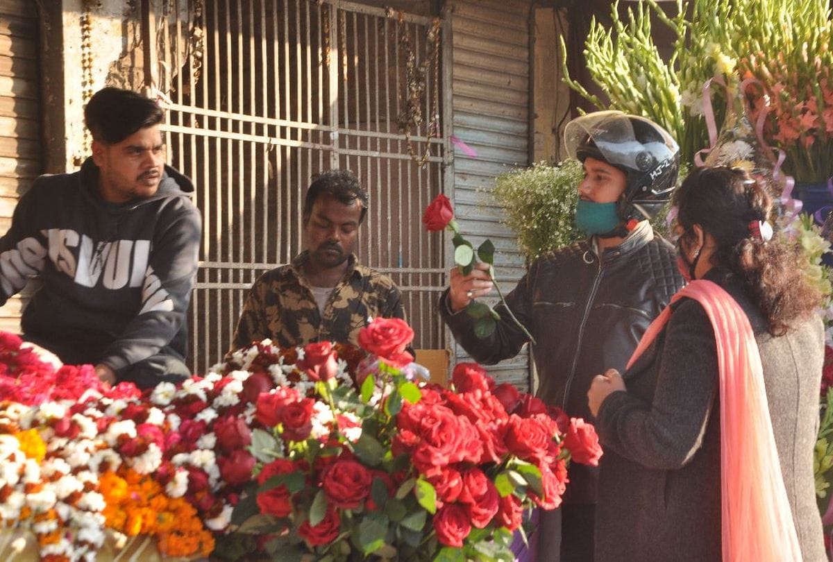 Valentine Week 2021 rose day celebration in agra