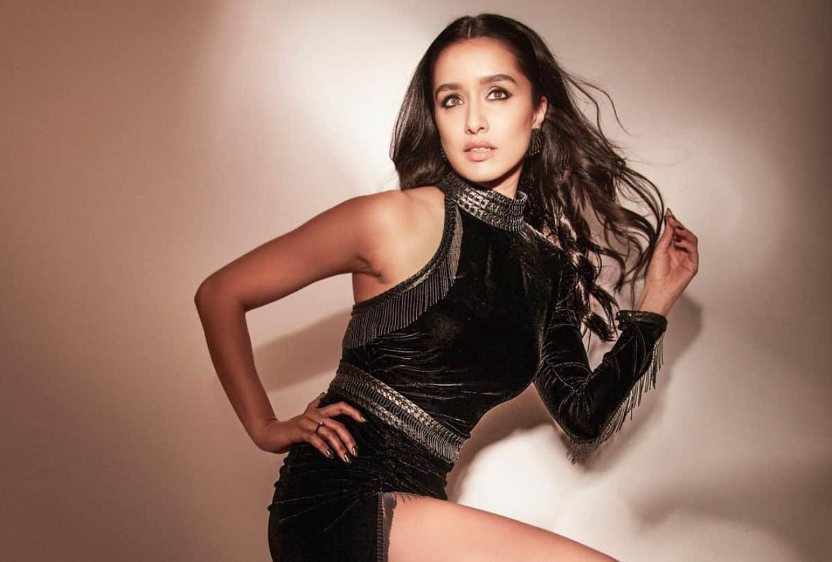 shraddha kapoor look hot in black velvet thigh high slit gown