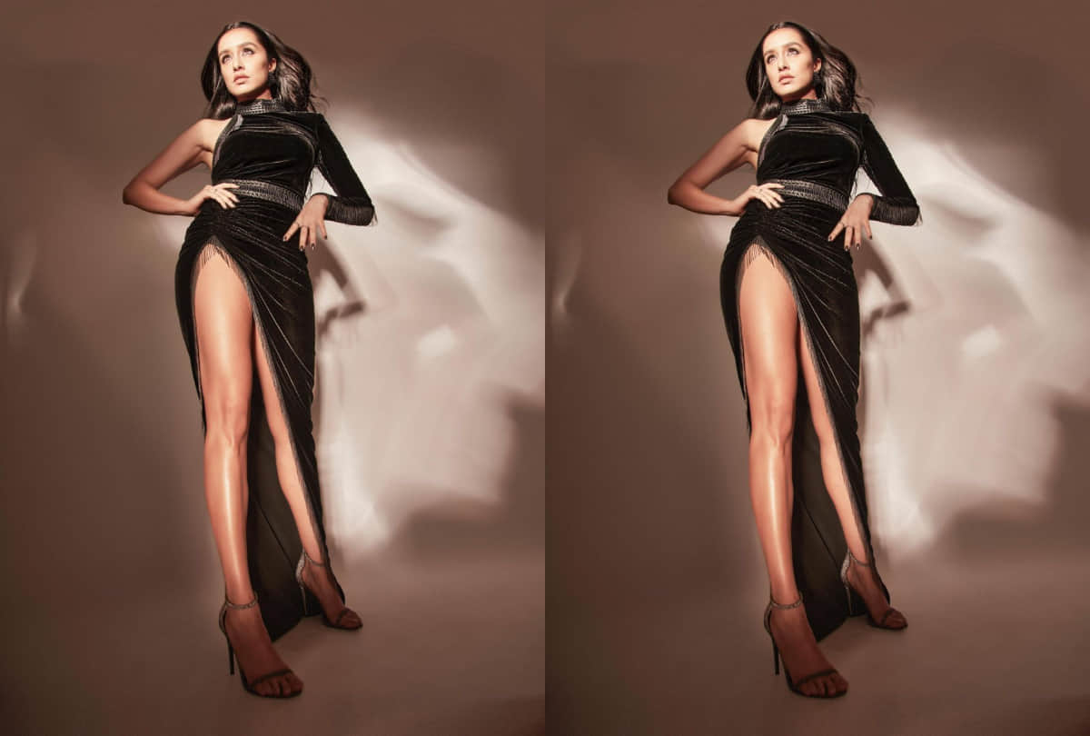 shraddha kapoor look hot in black velvet thigh high slit gown