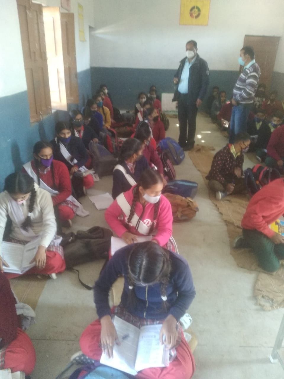 school not obey ssocial distance rule. in hamirpur. director give notice