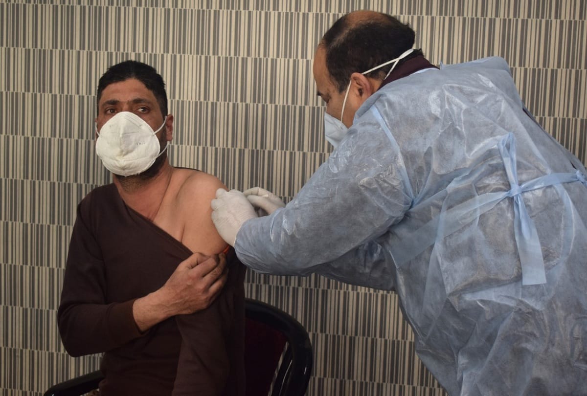 Jammu-Kashmir: Vaccination will stop the third wave, the largest consignment of vaccine reached after five months