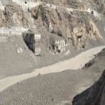 चमोली में ग्लेशियर फटने के बाद धौली नदी में मलबा