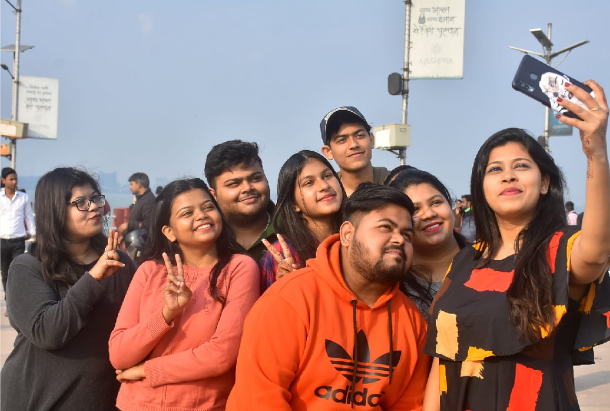 Valentines Week 2021 starts from rose day celebration in gorakhpur rose day image