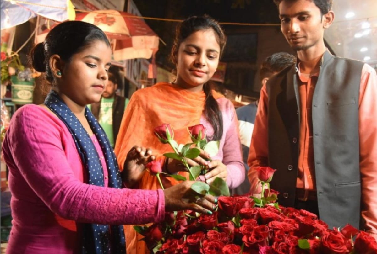 Valentines Week 2021 starts from rose day celebration in gorakhpur rose day image