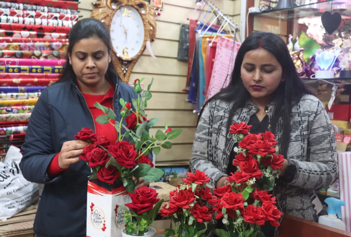 Valentines Week 2021 starts from rose day celebration in gorakhpur rose day image
