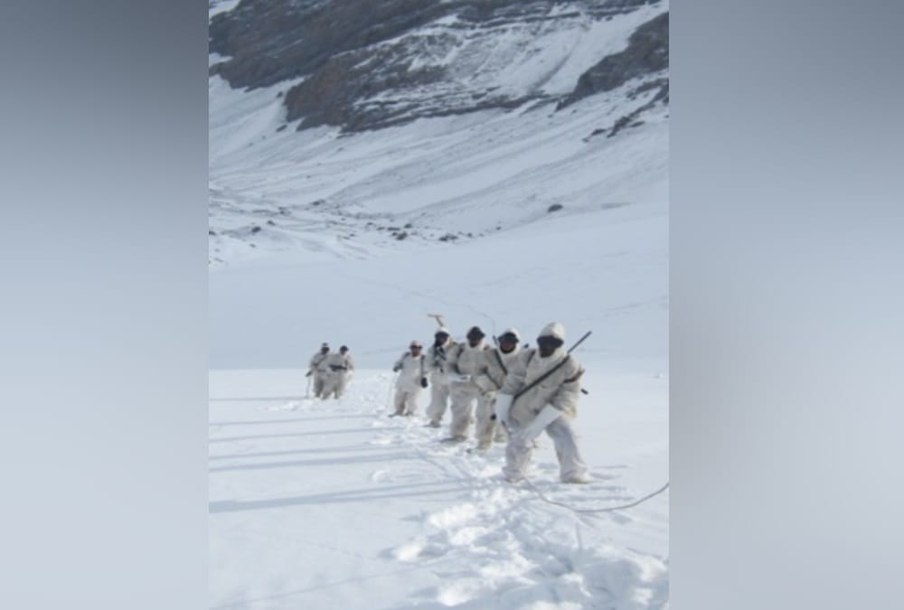 Chinese Army Gone From Indo China Border After Bitter cold and snowfall while Indian Army Jawans Doing Duty