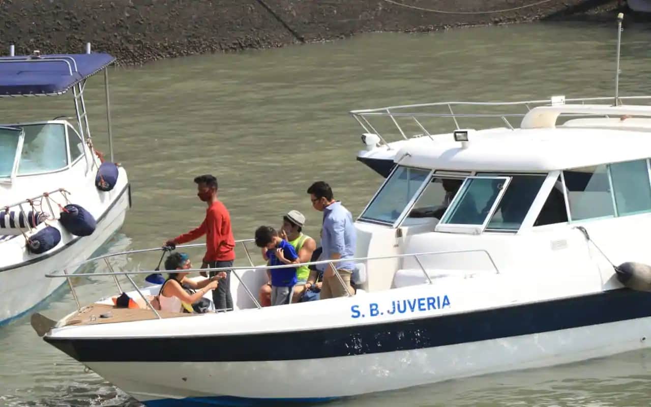 Aamir Khan Spotted With His Wife Kiran, Son Azad And Daughter Ira At Gateway Of India, Family Returns From Alibaug After Attending A Wedding