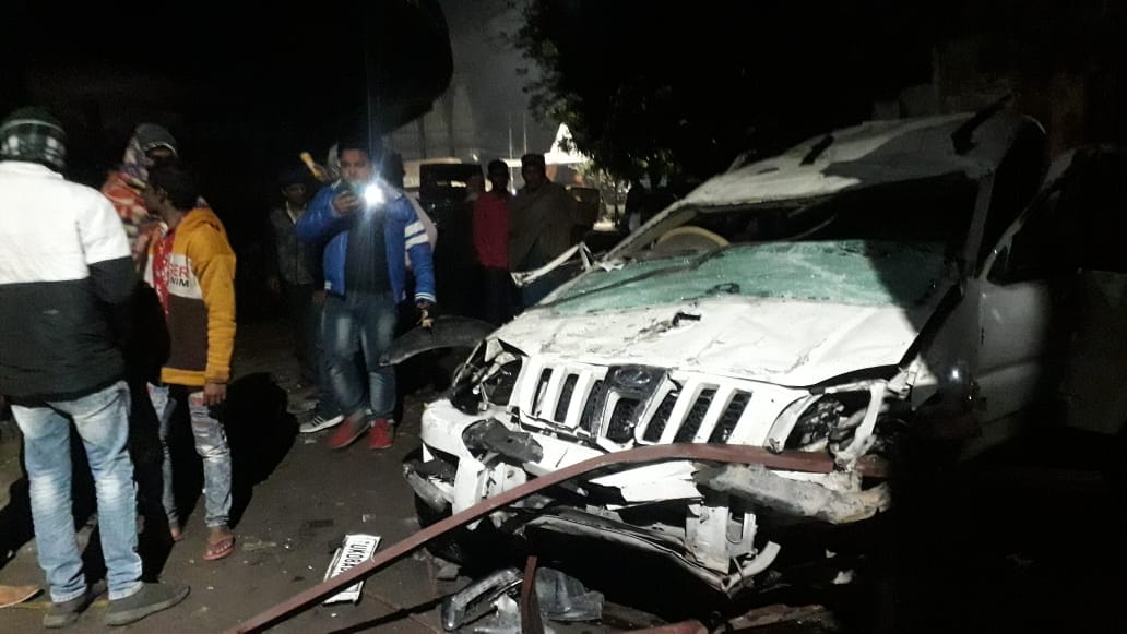 Car fell from flyover on Ambala road, three injured