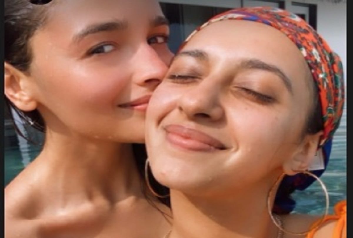Alia Bhatt latest hot glamourous pictures enjoying Maldives trip with sister Shaheen Bhatt and friends